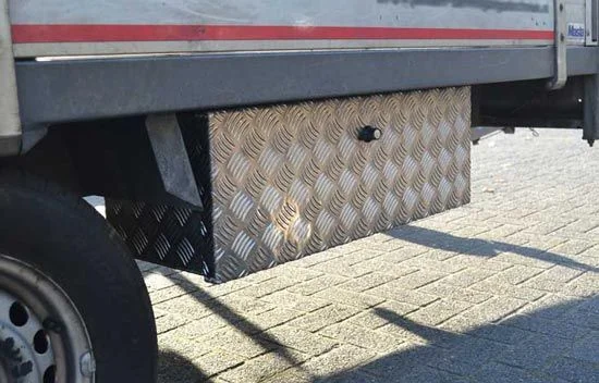 Voorbeeld bevestiging onderkant aluminium disselbak