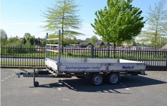 De grote plateauwagen van Masta Aanhangwagens